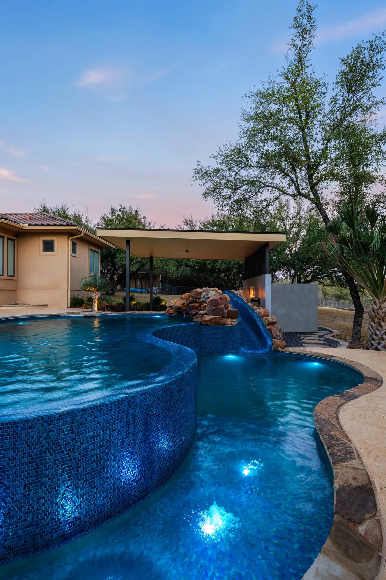 Boulder Slide — Family freeform pool in Tarrytown, TX by GB IV Designs (photo 17)