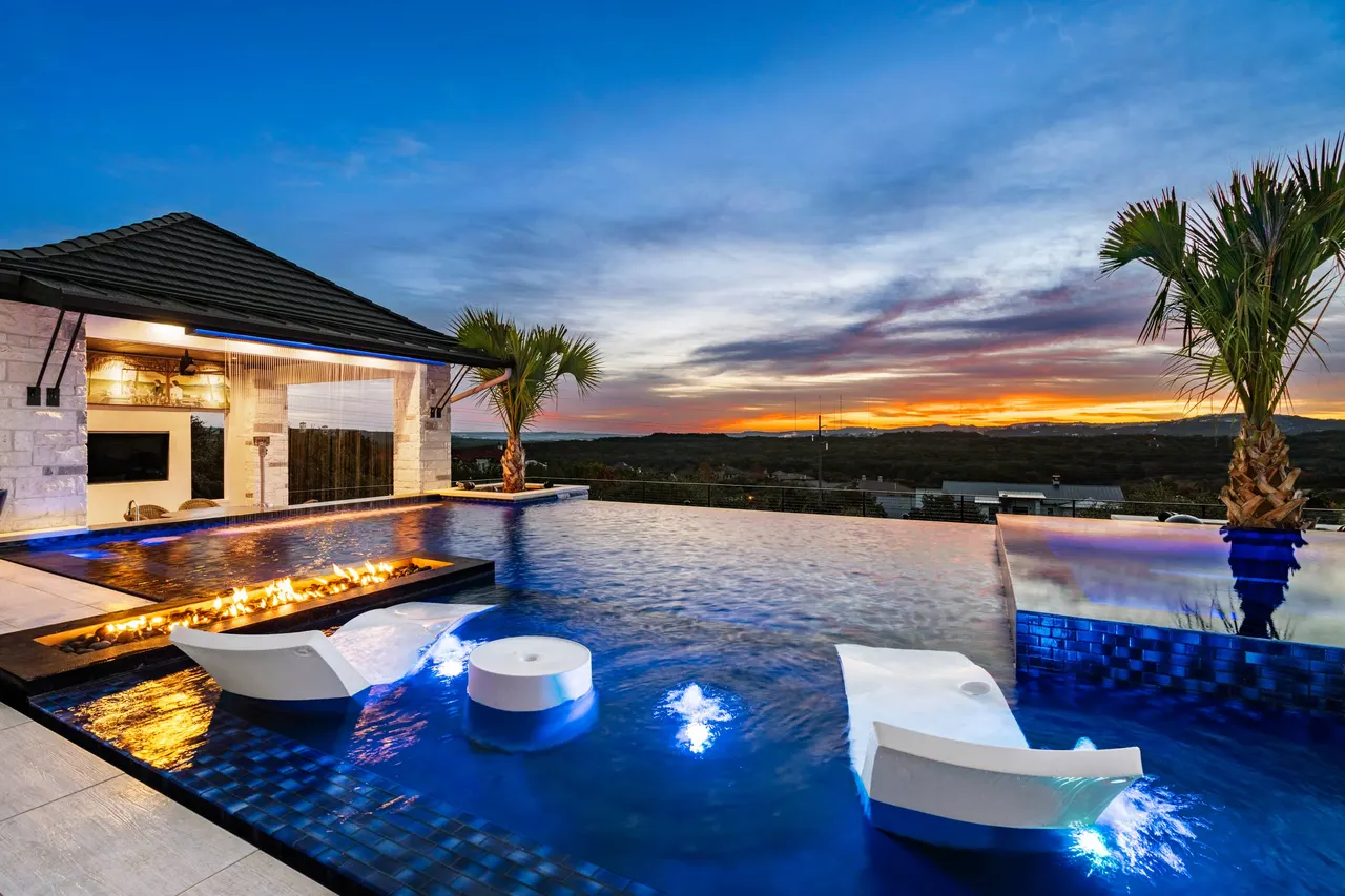 Cliffside Overflow — Estate aquatic environment in Bee Cave, TX by GB IV Designs (photo 3)