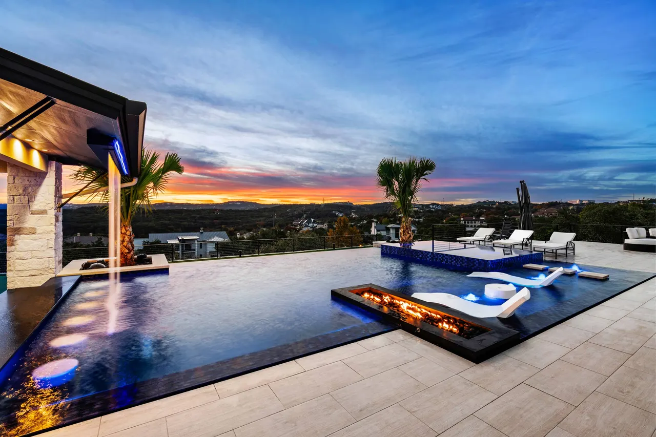 Cliffside Overflow — Estate aquatic environment in Bee Cave, TX by GB IV Designs (photo 4)