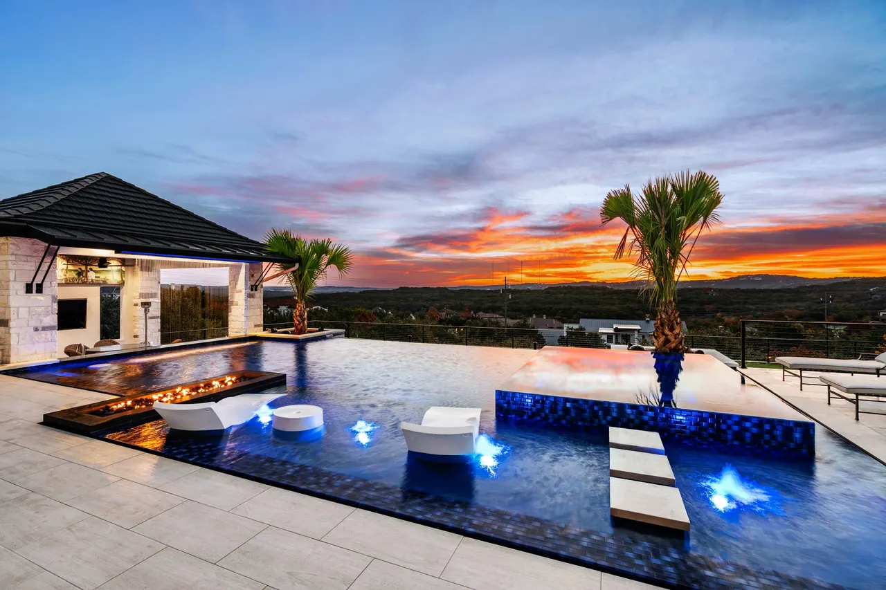 Cliffside Overflow — Estate aquatic environment in Bee Cave, TX by GB IV Designs (photo 5)