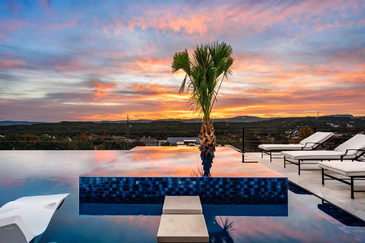 Cliffside Overflow — Estate aquatic environment in Bee Cave, TX by GB IV Designs (photo 7)