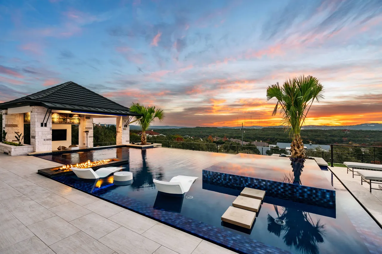 Cliffside Overflow — Estate aquatic environment in Bee Cave, TX by GB IV Designs (photo 8)