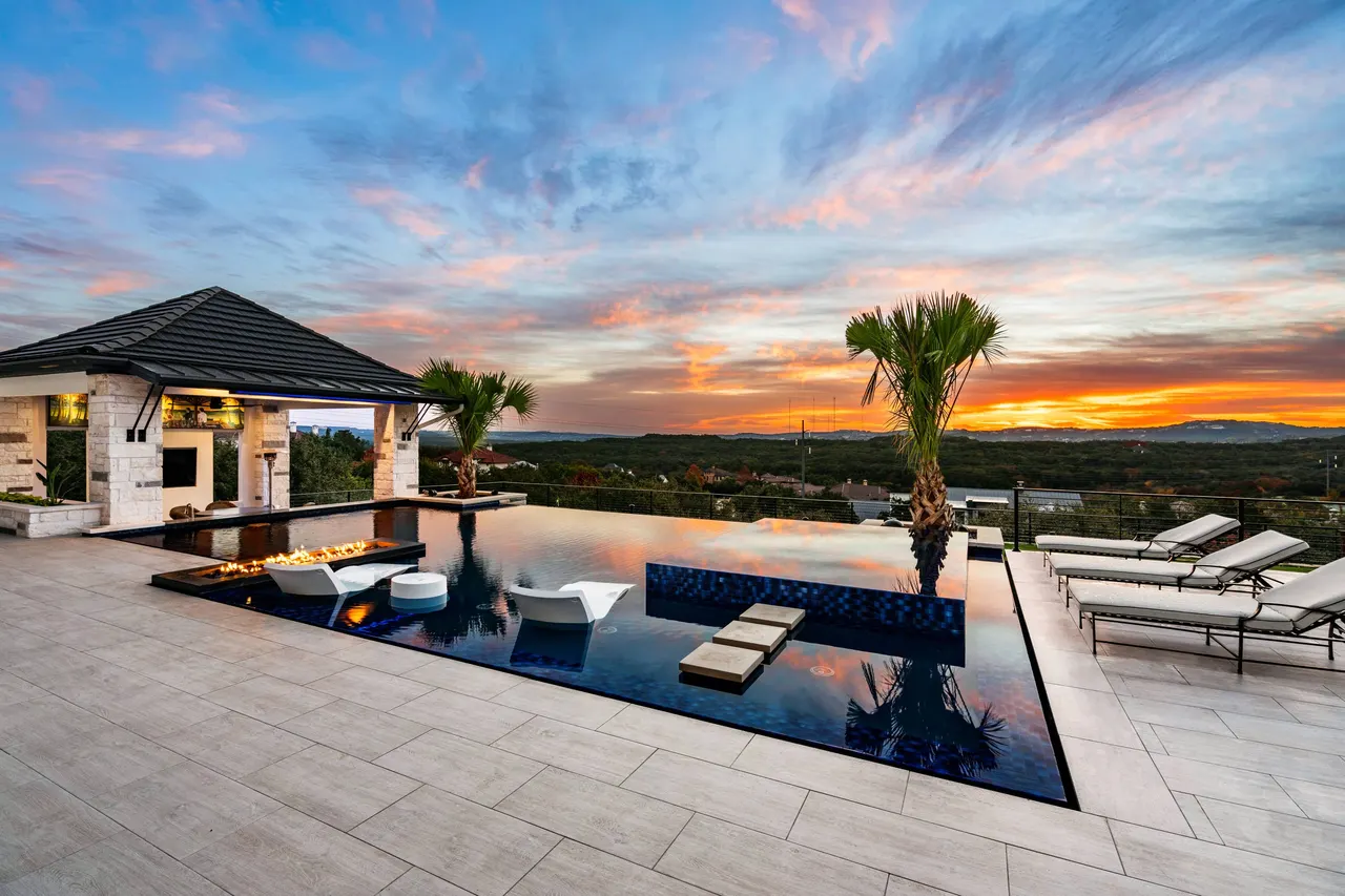Cliffside Overflow — Estate aquatic environment in Bee Cave, TX by GB IV Designs (photo 9)