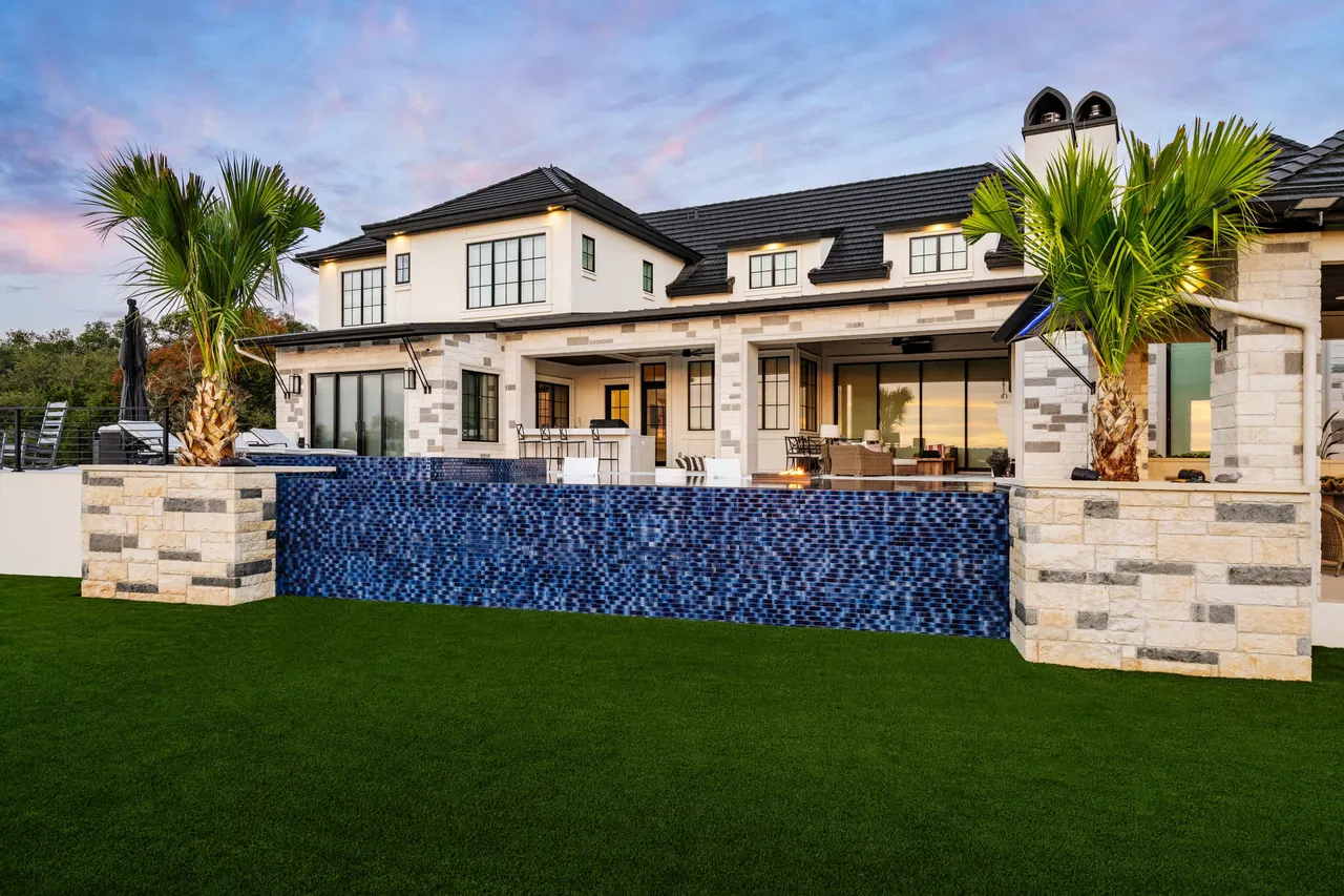 Cliffside Overflow — Estate aquatic environment in Bee Cave, TX by GB IV Designs (photo 10)