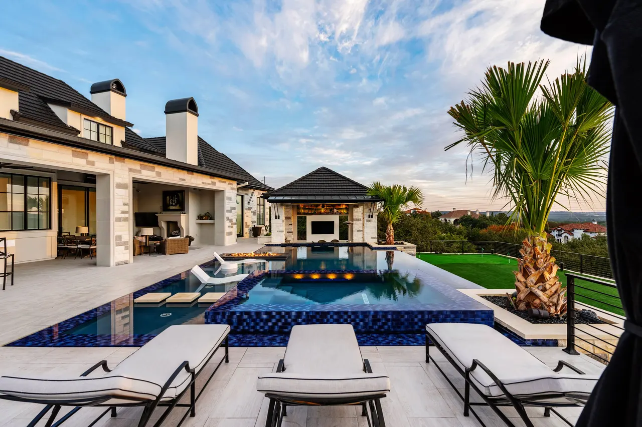 Cliffside Overflow — Estate aquatic environment in Bee Cave, TX by GB IV Designs (photo 14)