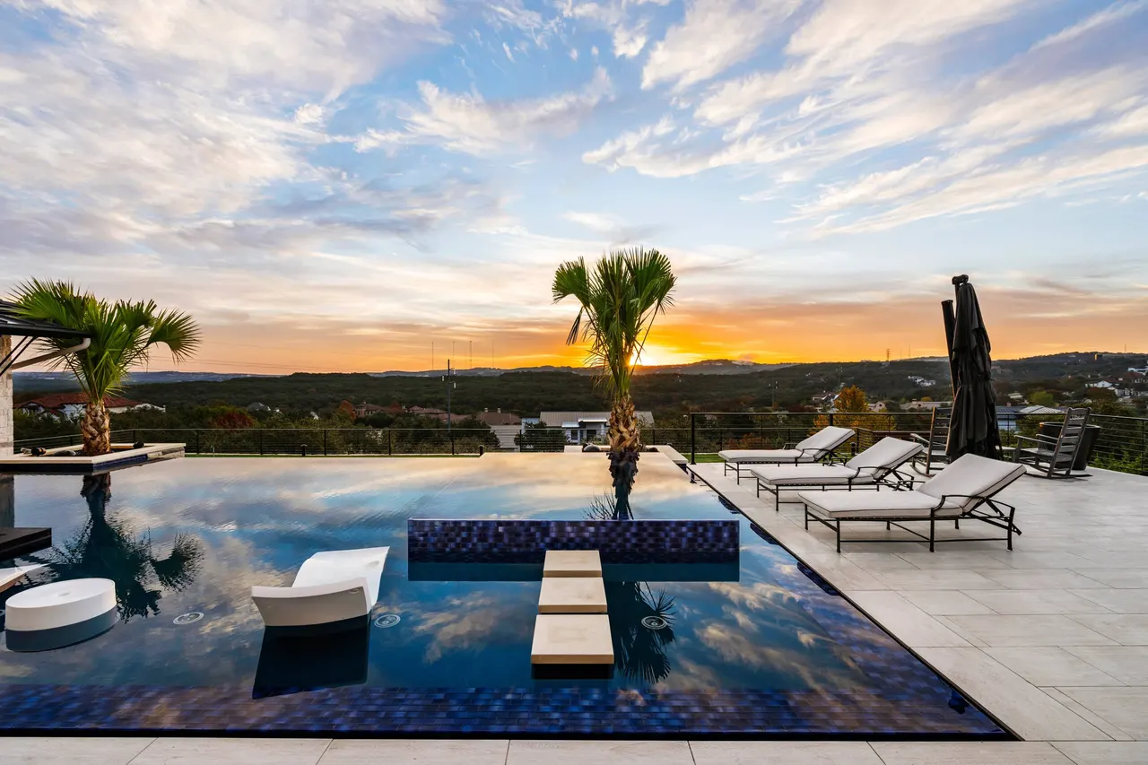Cliffside Overflow — Estate aquatic environment in Bee Cave, TX by GB IV Designs (photo 16)