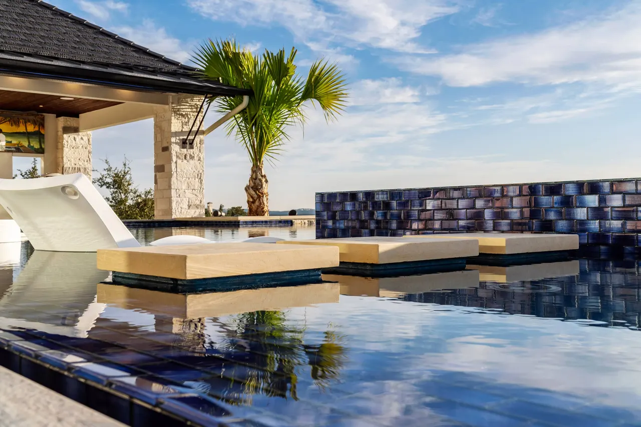 Cliffside Overflow — Estate aquatic environment in Bee Cave, TX by GB IV Designs (photo 17)