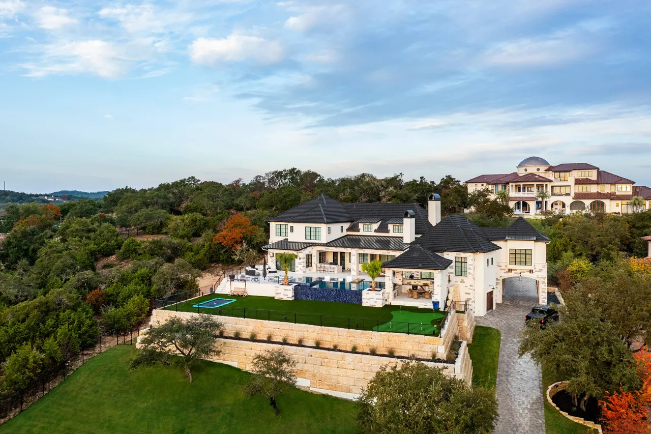 Cliffside Overflow — Estate aquatic environment in Bee Cave, TX by GB IV Designs (photo 21)