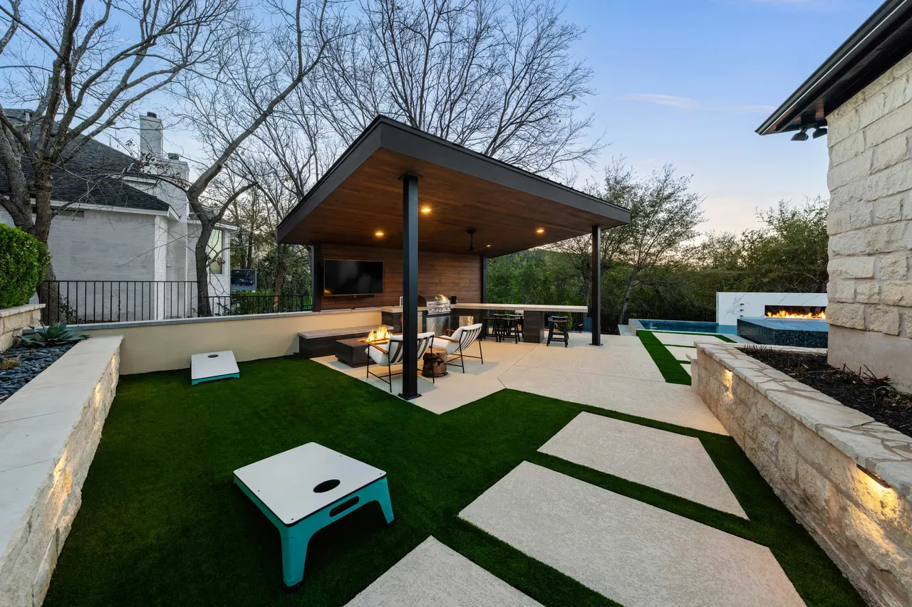 Courtyard Linear — Raised linear pool in Tarrytown, TX by GB IV Designs (photo 11)