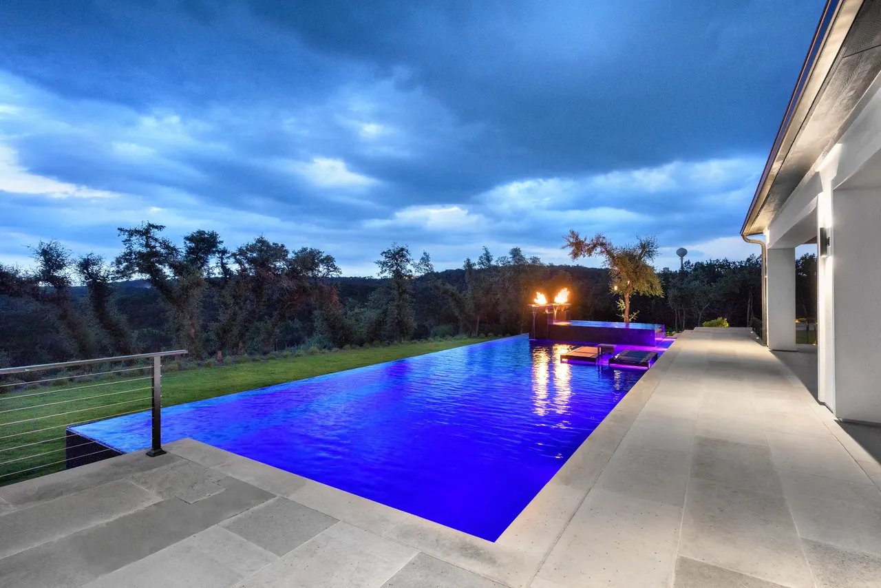 Estate Infinity — Estate aquatic environment in West Lake Hills, TX by GB IV Designs (photo 10)