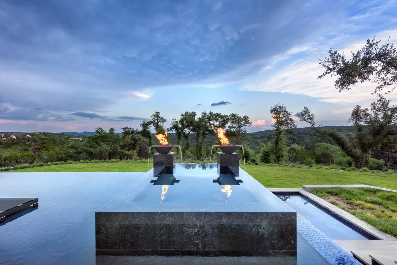 Estate Infinity — Estate aquatic environment in West Lake Hills, TX by GB IV Designs (photo 12)