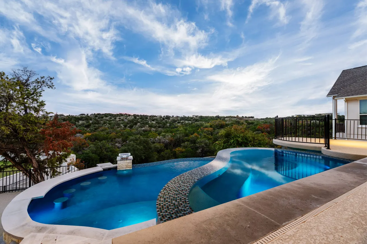 Hilltop Overlook — Freeform vanishing-edge pool in Bee Cave, TX by GB IV Designs (photo 5)