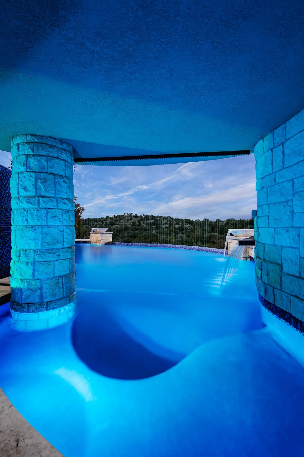 Hilltop Overlook — Freeform vanishing-edge pool in Bee Cave, TX by GB IV Designs (photo 12)