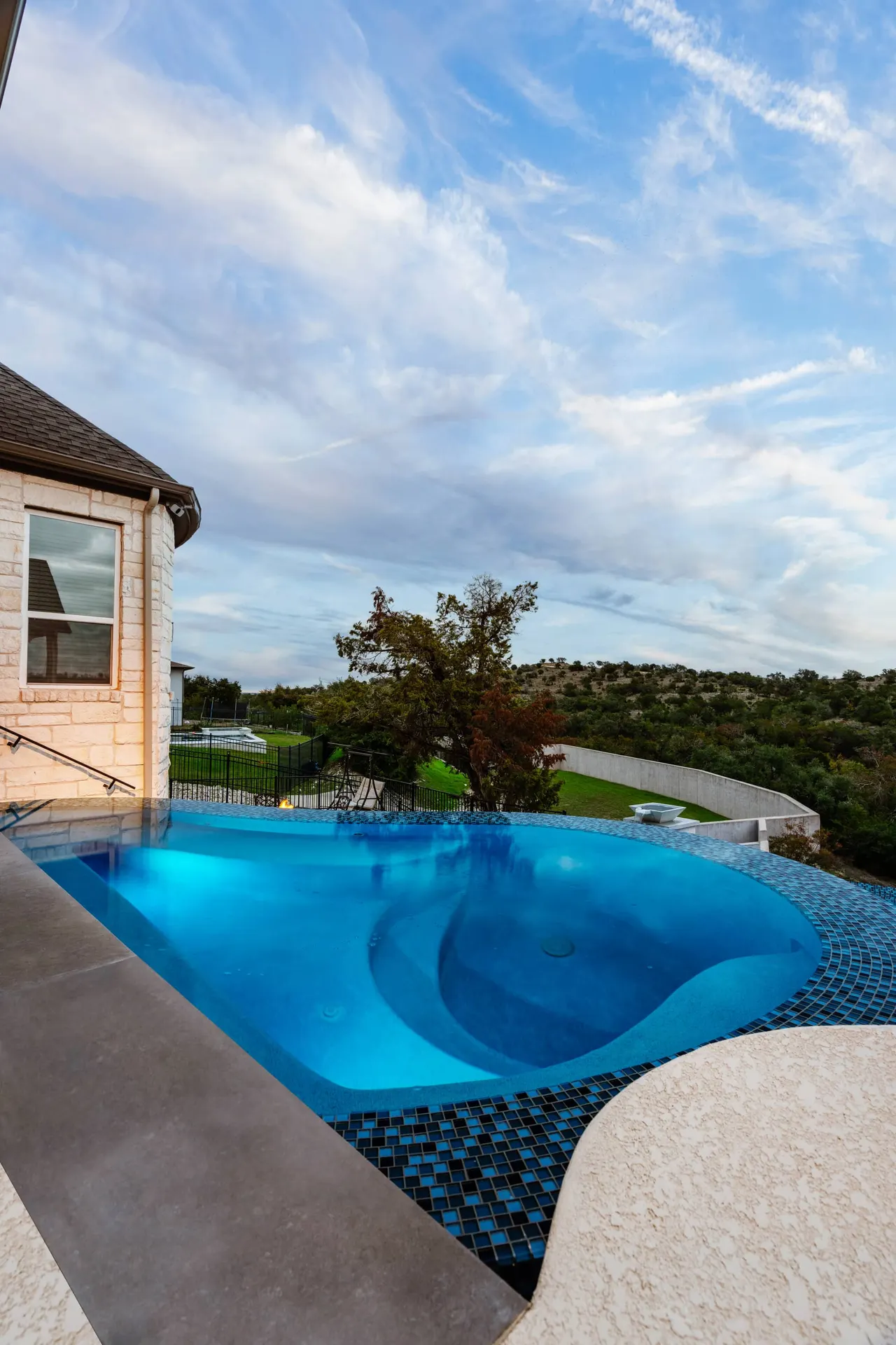 Hilltop Overlook — Freeform vanishing-edge pool in Bee Cave, TX by GB IV Designs (photo 14)