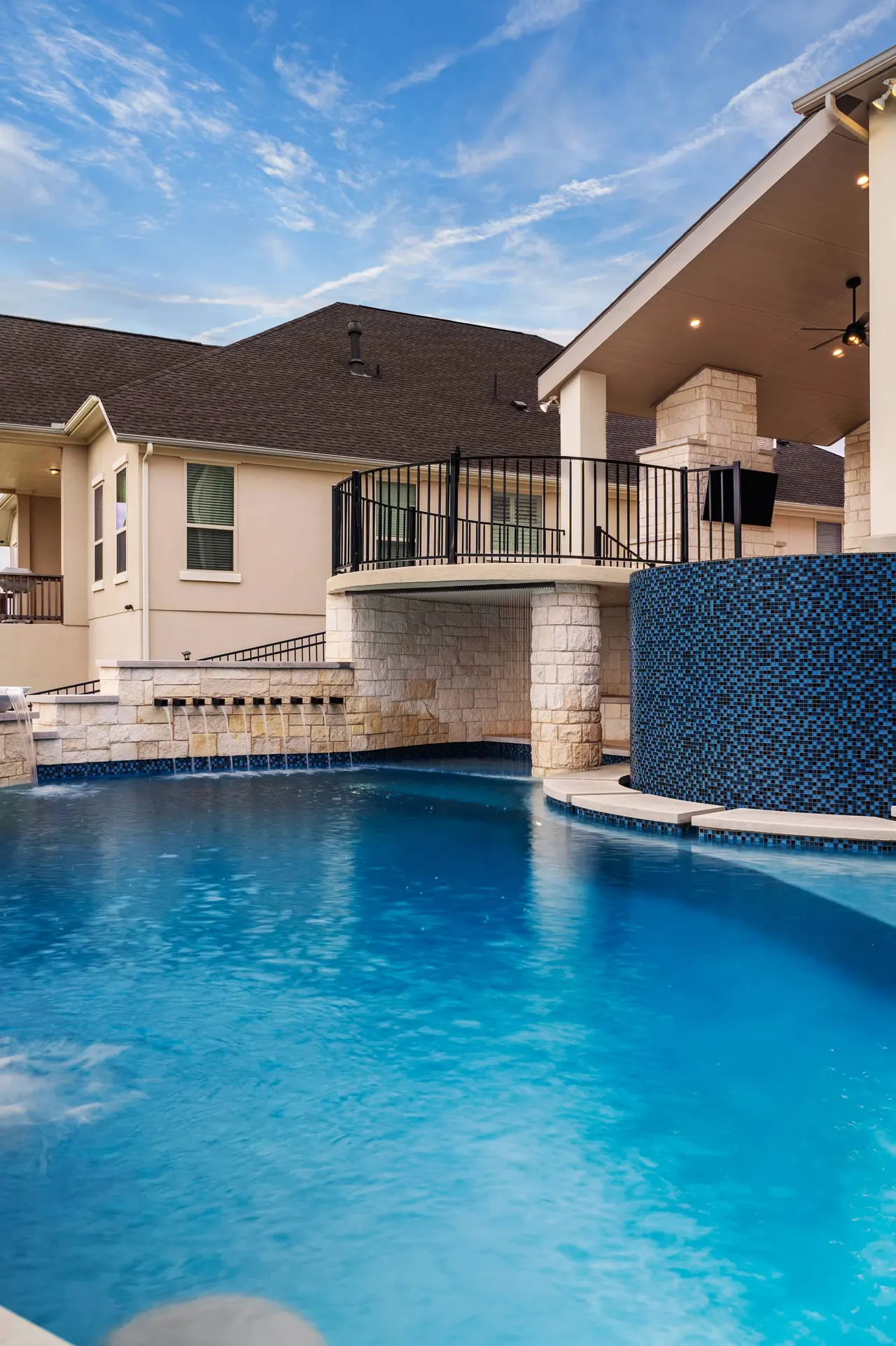 Hilltop Overlook — Freeform vanishing-edge pool in Bee Cave, TX by GB IV Designs (photo 17)