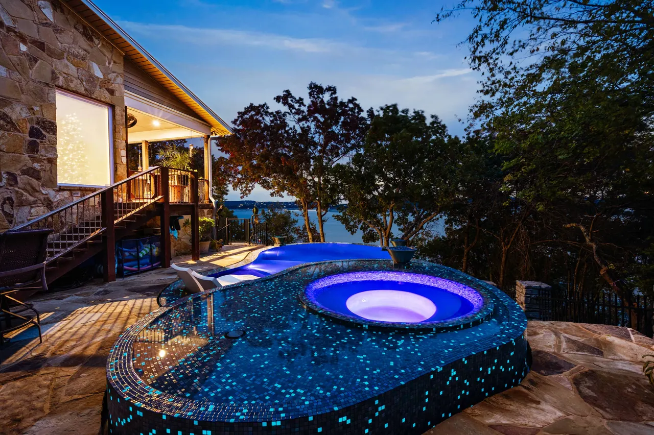 Lakeside Glass — Renovation & vanishing-edge spa in Dripping Springs, TX by GB IV Designs (photo 10)