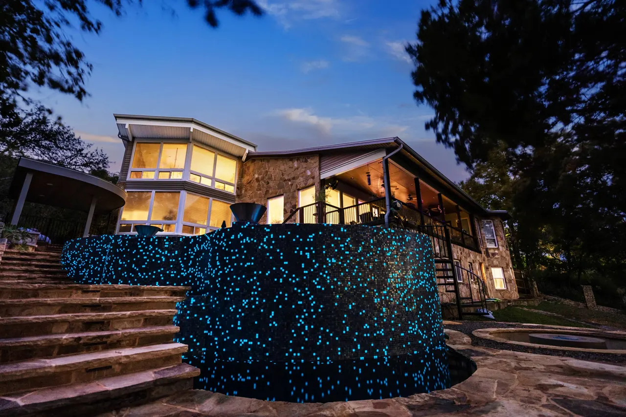 Lakeside Glass — Renovation & vanishing-edge spa in Dripping Springs, TX by GB IV Designs (photo 11)