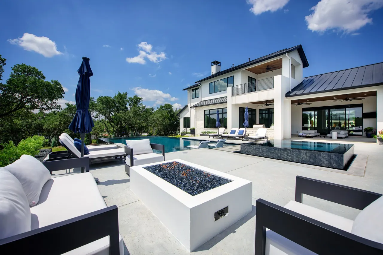 Infinity & Vanishing-Edge Pools by GB IV Designs (photo 45)