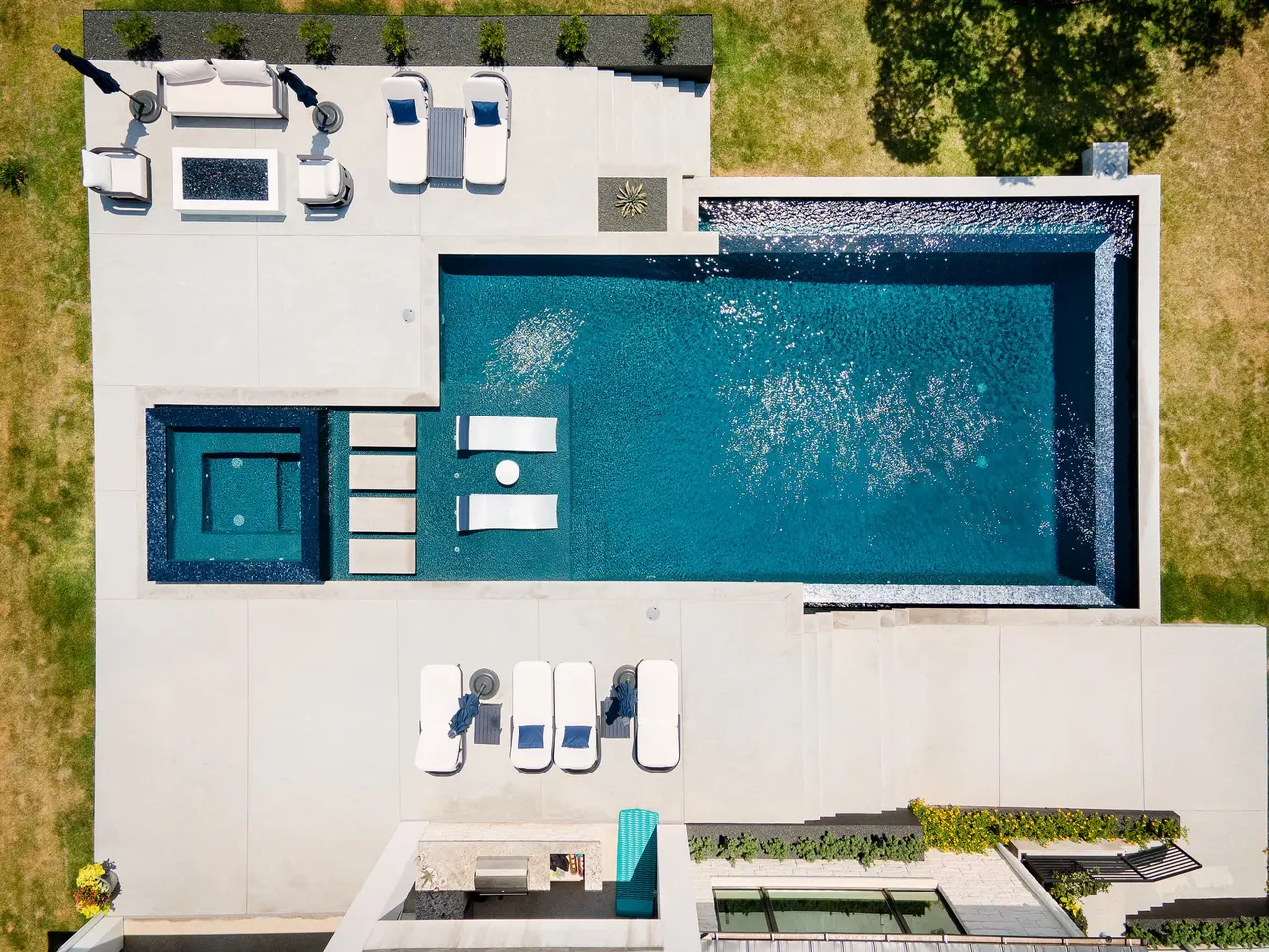 Infinity & Vanishing-Edge Pools by GB IV Designs (photo 47)