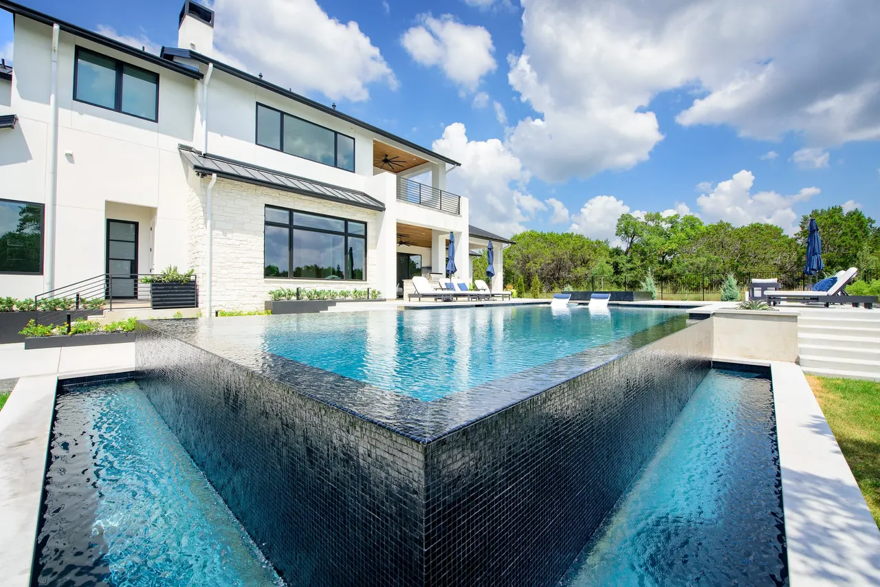 Negative Edge Estate — Vanishing-edge pool & spa in Driftwood, TX by GB IV Designs (photo 7)