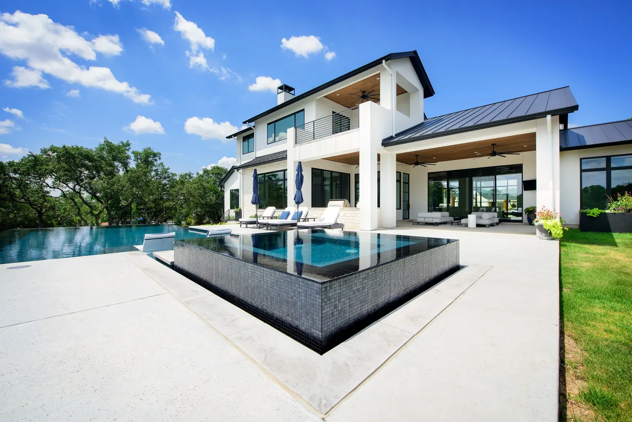 Negative Edge Estate — Vanishing-edge pool & spa in Driftwood, TX by GB IV Designs (photo 10)