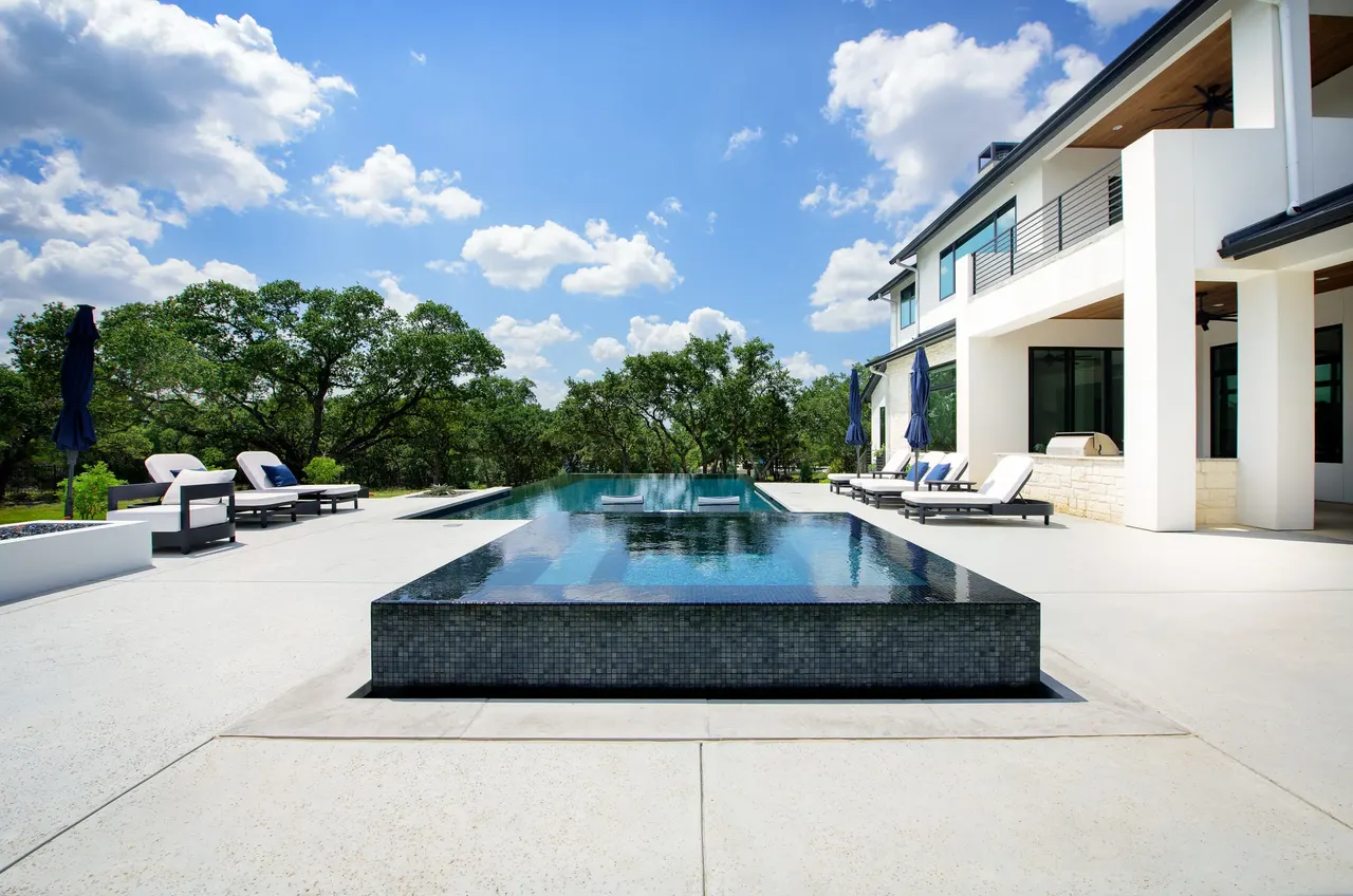 Negative Edge Estate — Vanishing-edge pool & spa in Driftwood, TX by GB IV Designs (photo 11)