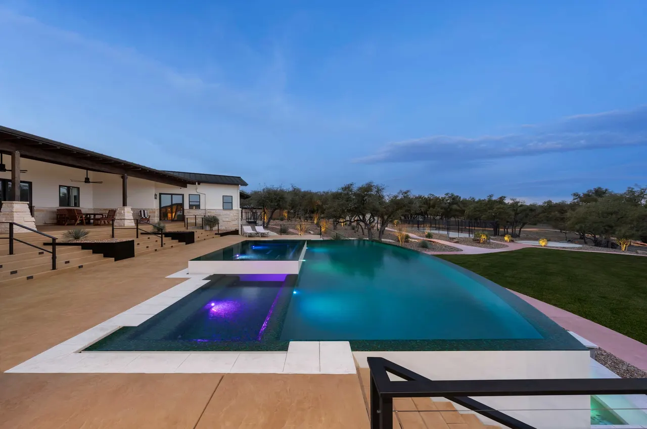 Ranch Modern — Geometric pool with slot overflow in West Lake Hills, TX by GB IV Designs (photo 5)