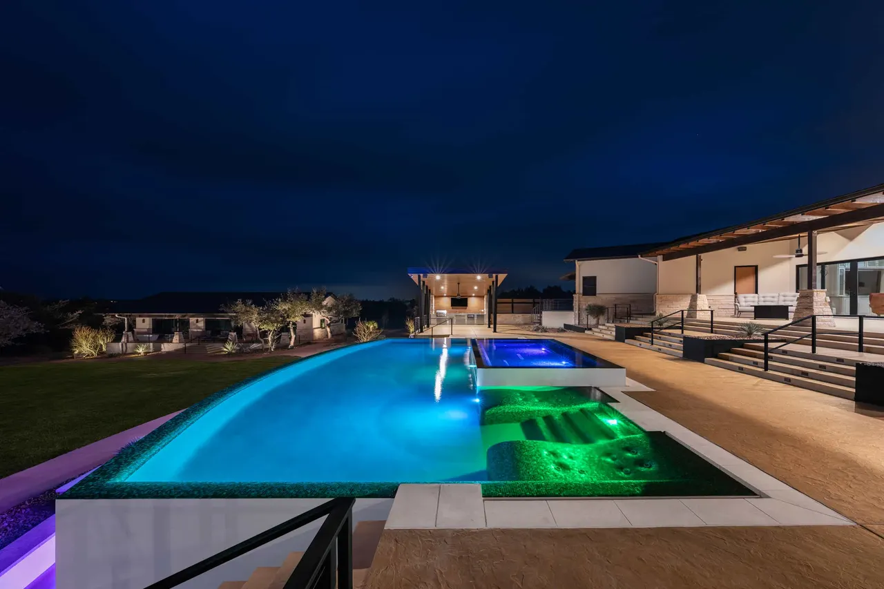 Ranch Modern — Geometric pool with slot overflow in West Lake Hills, TX by GB IV Designs (photo 8)