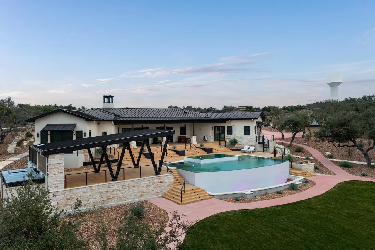 Ranch Modern — Geometric pool with slot overflow in West Lake Hills, TX by GB IV Designs (photo 9)