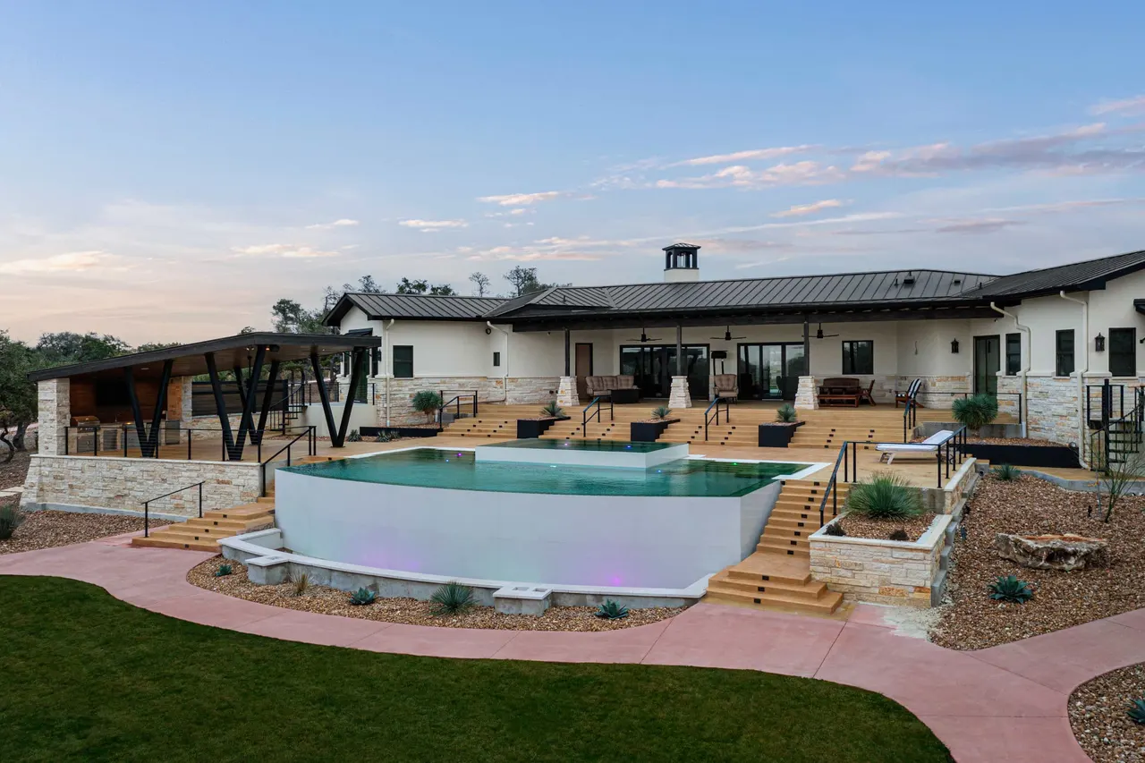 Ranch Modern — Geometric pool with slot overflow in West Lake Hills, TX by GB IV Designs (photo 10)