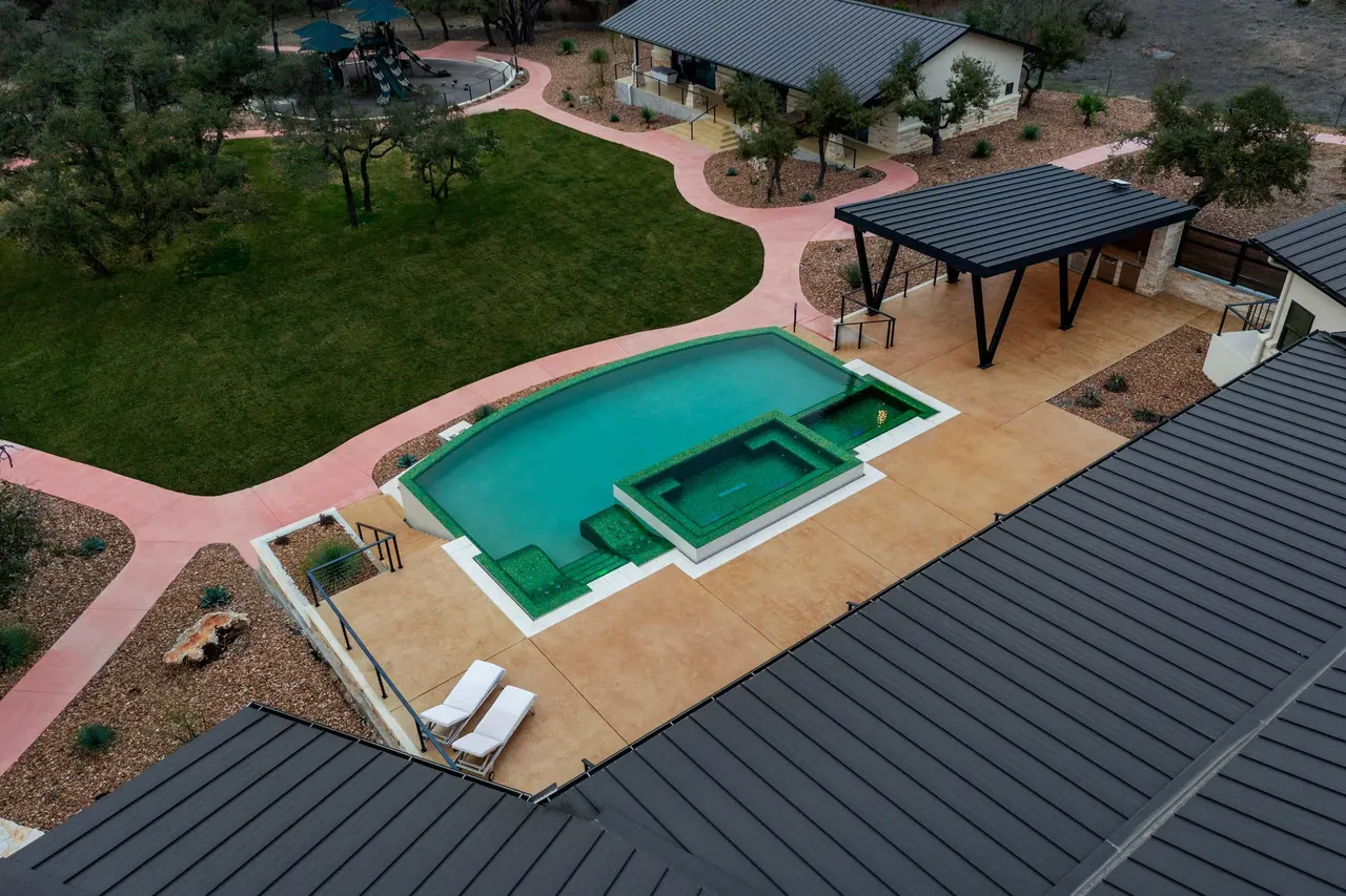 Ranch Modern — Geometric pool with slot overflow in West Lake Hills, TX by GB IV Designs (photo 11)