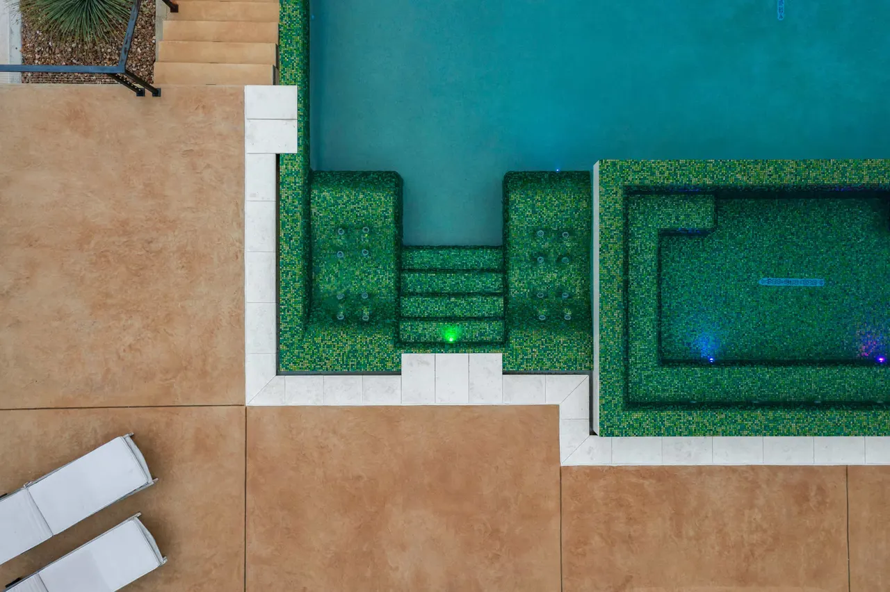 Ranch Modern — Geometric pool with slot overflow in West Lake Hills, TX by GB IV Designs (photo 15)