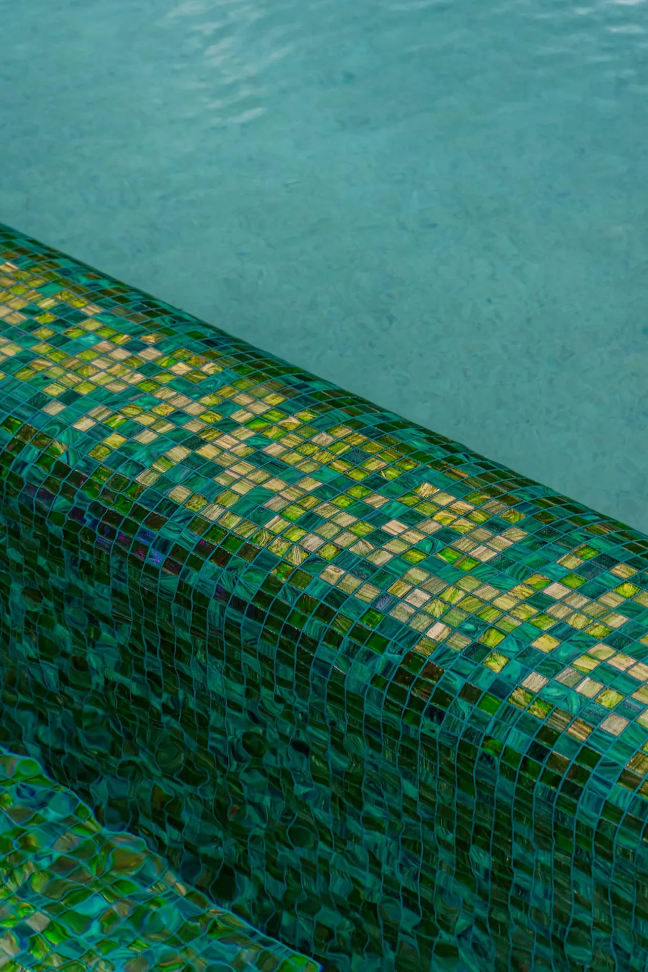 Ranch Modern — Geometric pool with slot overflow in West Lake Hills, TX by GB IV Designs (photo 17)