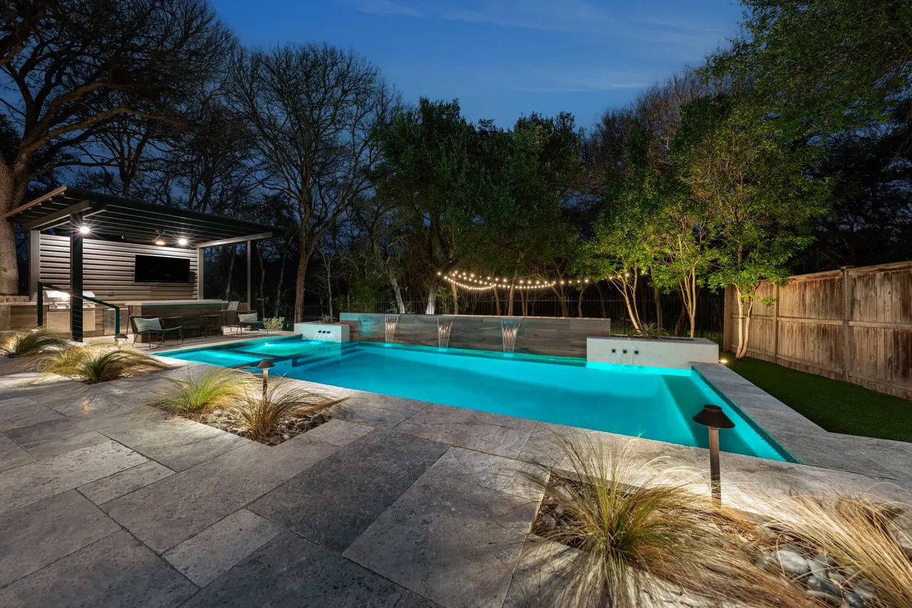 Woodland Geometric — Geometric pool & cabana in Steiner Ranch, TX by GB IV Designs (photo 5)